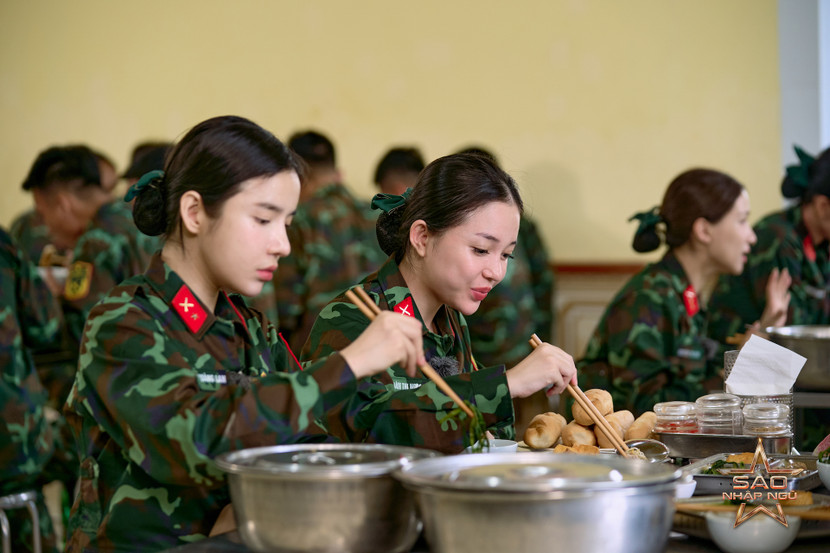 Bữa cơm đủ đầy với nem rán, thịt xào, đậu sốt và rau luộc nhanh chóng khiến phòng ăn trở nên rôm rả Bữa cơm đủ đầy với nem rán, thịt xào, đậu sốt và rau luộc nhanh chóng khiến phòng ăn trở nên rôm rả