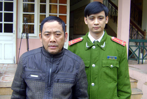 Đối tượng Nguyễn Văn Đạo và tang vật của ổ cờ bạc "khủng" tại CAH Đan Phượng