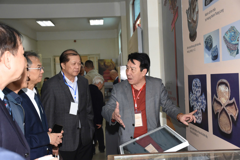 PGS.TS Bùi Minh Trí - Nguyên Viện trưởng Viện Nghiên cứu Kinh thành, Chủ nhiệm Dự án “Chỉnh lý, nghiên cứu, đánh giá giá trị và lập hồ sơ khoa học khu di tích Hoàng thành Thăng Long (ngoài cùng bên phải) và các đại biểu tham gia hội thảo