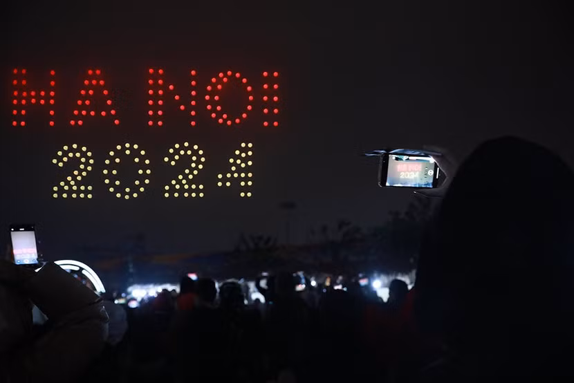 Màn biểu diễn ánh sáng với 300 drone (thiết bị bay không người lái) đã thu hút rất đông du khách và người dân Hà Nội