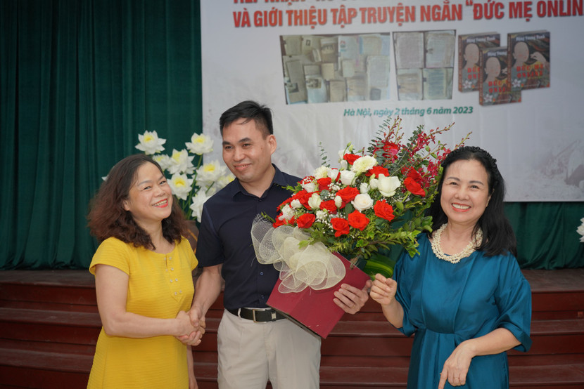 Nhà báo Đặng Vương Hạnh trong buổi ra mắt sách (ảnh: Ban tổ chức) Nhà báo Đặng Vương Hạnh trong buổi ra mắt sách (ảnh: Ban tổ chức)