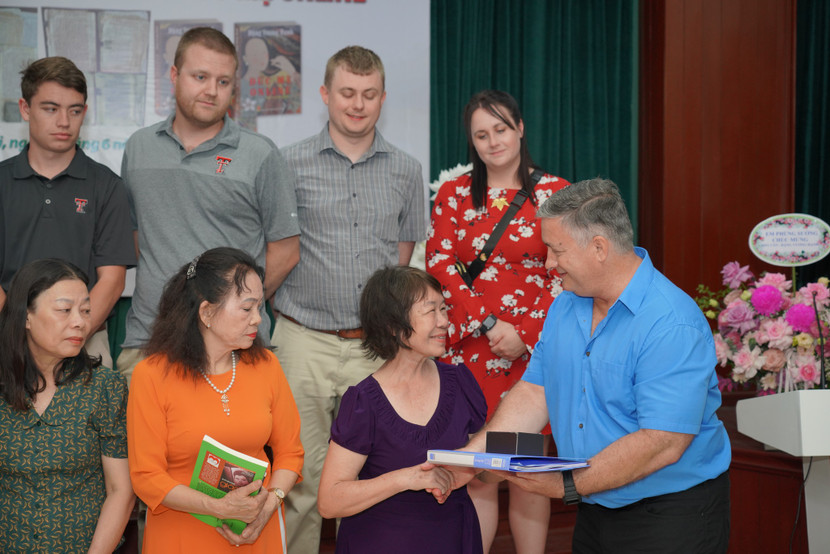 Gia đình các liệt sĩ nhận lại kỷ vật của người thân (ảnh: Ban tổ chức) Gia đình các liệt sĩ nhận lại kỷ vật của người thân (ảnh: Ban tổ chức)