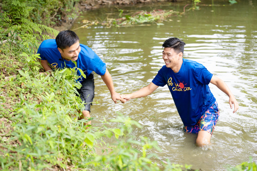 Chỉ một giây trượt chân, Duy Hưng kéo luôn cả Trung Ruồi ngã “ùm” xuống ao Chỉ một giây trượt chân, Duy Hưng kéo luôn cả Trung Ruồi ngã “ùm” xuống ao
