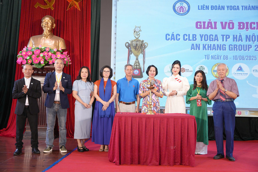 BTC cùng các vị khách mời thực hiện Nghi lễ đốt lửa truyền thống của Yoga BTC cùng các vị khách mời thực hiện Nghi lễ đốt lửa truyền thống của Yoga