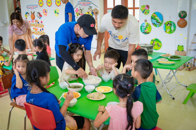 Các bố con tham gia lớp học mầm non tại bản Hoa Tiến Các bố con tham gia lớp học mầm non tại bản Hoa Tiến