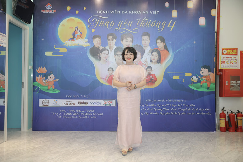 Nghệ sĩ Trà My, người khởi xướng dự án nghệ thuật "Trao yêu thương" Nghệ sĩ Trà My, người khởi xướng dự án nghệ thuật "Trao yêu thương"