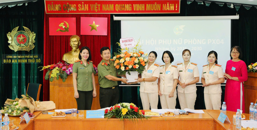 Trung tá Nguyễn Thị Vân Hạnh - Phó trưởng Ban Phụ nữ Công an TP Hà Nội, Trung tá Chu Quốc Dũng - Phó Bí thư Chi bộ, Phó trưởng Ban Chuyên đề An ninh Thủ đô chúc mừng BCH Hội Phụ nữ ANTĐ nhiệm kỳ 2025-2030 Trung tá Nguyễn Thị Vân Hạnh - Phó trưởng Ban Phụ nữ Công an TP Hà Nội, Trung tá Chu Quốc Dũng - Phó Bí thư Chi bộ, Phó trưởng Ban Chuyên đề An ninh Thủ đô chúc mừng BCH Hội Phụ nữ ANTĐ nhiệm kỳ 2025-2030