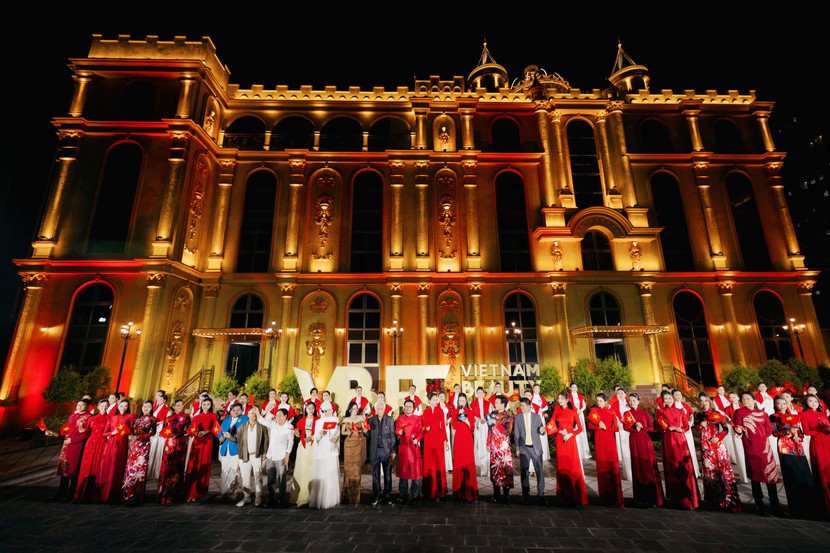 Với chủ đề “Transition Time”, Vietnam Beauty Fashion Fest XII mở ra thời khắc giao thoa giữa cái cũ và cái mới, giữa truyền thống và hiện đại Với chủ đề “Transition Time”, Vietnam Beauty Fashion Fest XII mở ra thời khắc giao thoa giữa cái cũ và cái mới, giữa truyền thống và hiện đại