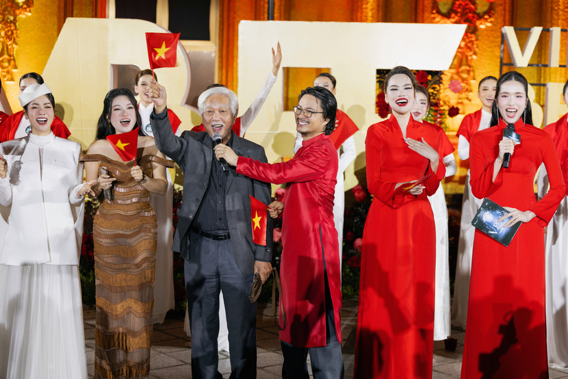 Khách mời cùng dàn người mẫu, hoa hậu hoà giọng trong "Giai điệu tự hào" Khách mời cùng dàn người mẫu, hoa hậu hoà giọng trong "Giai điệu tự hào"