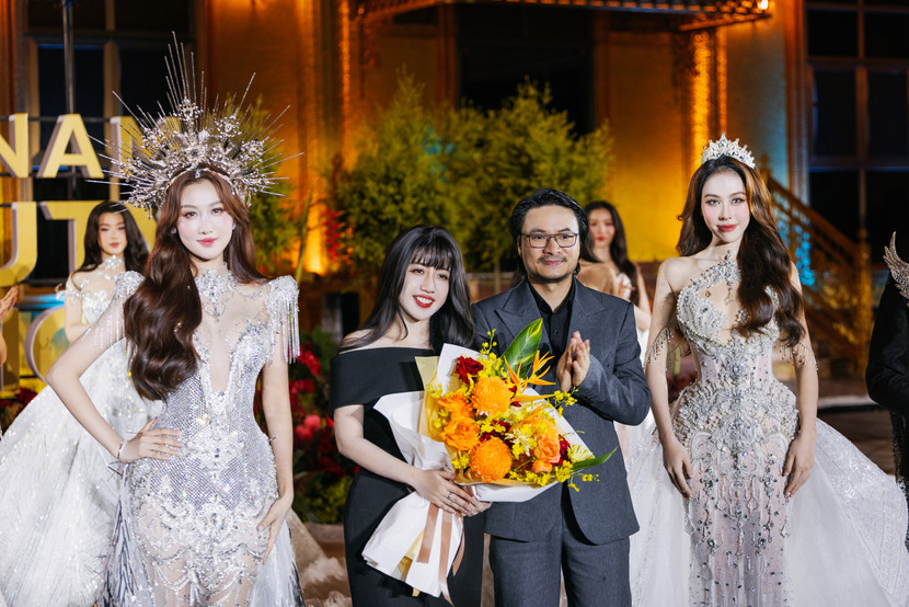 NTK Phạm Đăng Anh Thư và Đạo diễn Hoàng Nhật Nam cùng các người mẫu NTK Phạm Đăng Anh Thư và Đạo diễn Hoàng Nhật Nam cùng các người mẫu