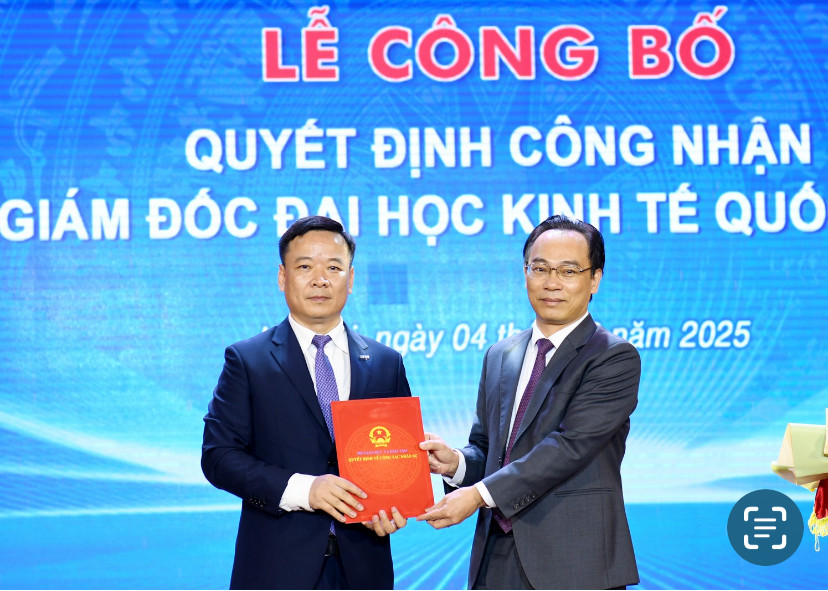 Đại diện Bộ GD-ĐT, Thứ trưởng Hoàng Minh Sơn trao quyết định tân Giám đốc Đại học Kinh tế Quốc dân cho PGS.TS Bùi Huy Nhượng