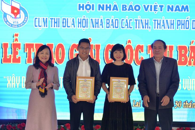 Các tác giả đoạt giải A cuộc thi Xây dựng nông thôn mới gắn với phát triển Du lịch Tây Bắc