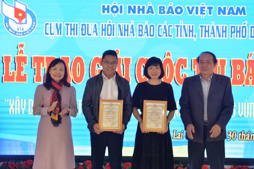 Các tác giả đoạt giải A cuộc thi Xây dựng nông thôn mới gắn với phát triển Du lịch Tây Bắc