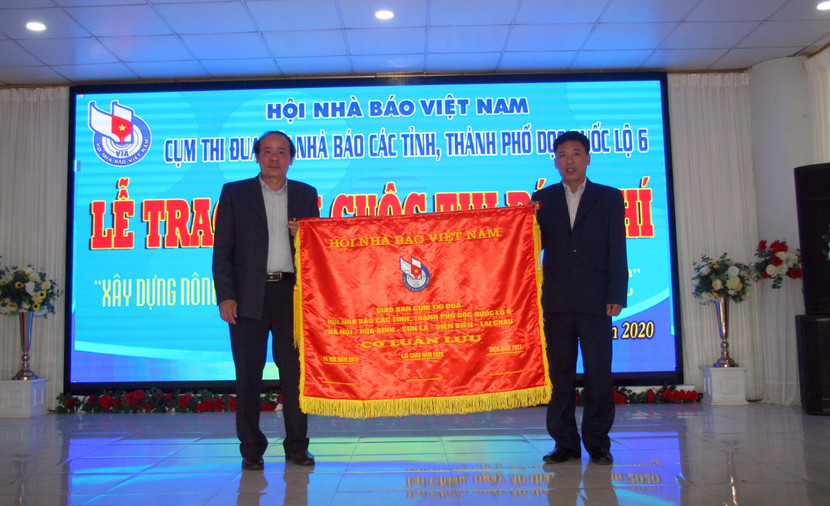 Hội Nhà báo tỉnh Lai Châu trao cờ luân lưu cho Hội Nhà báo tỉnh Điện Biên- đơn vị đăng cai tổ chức Hội nghị giao ban 2021