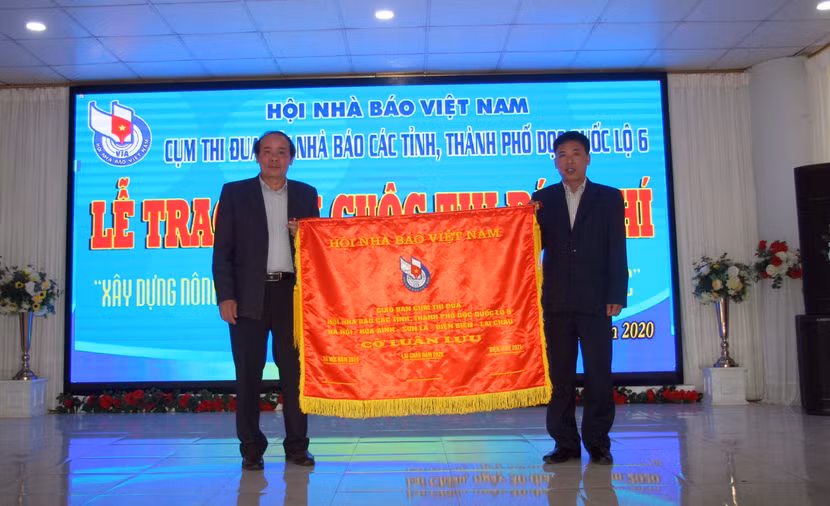 Hội Nhà báo tỉnh Lai Châu trao cờ luân lưu cho Hội Nhà báo tỉnh Điện Biên- đơn vị đăng cai tổ chức Hội nghị giao ban 2021