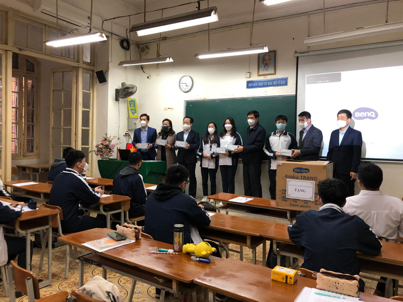 Giám đốc Sở GD-ĐT Hà Nội tặng khẩu trang y tế cho thầy trò trường THPT Trần Phú, Hoàn Kiếm trong ngay đầu tiên đến trường