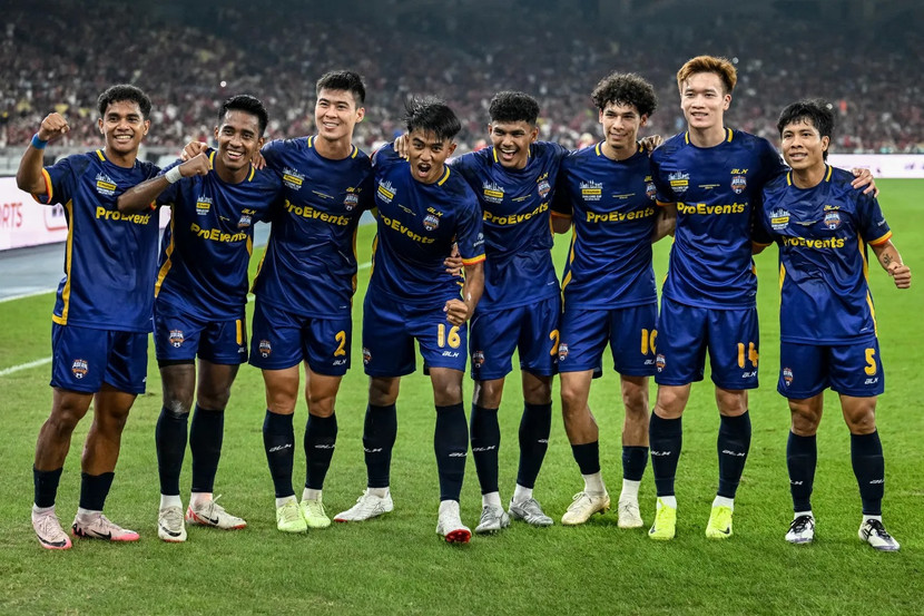 Hoàng Đức (số 14), Văn Vĩ (số 5) và Duy Mạnh (số 2) cùng ăn mừng bàn thắng vào lưới MU