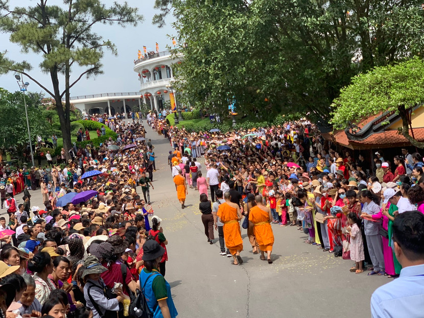 Trong tháng mừng đức Phật Đản sinh, các chư tăng ni và phật tử chùa Ba Vàng đã tổ chức hành trình thắp sáng bản làng khu vực biên giới chưa có điện lưới. Chùa đã tổ chức tặng đèn năng lượng mặt trời cho đồng bào Ma Coong (dân tộc Bru-Vân Kiều) huyện Bố Trạch tỉnh Quảng Bình và Bản Xa Cuông, huyện Điện Biên, tỉnh Điện Biên Trong tháng mừng đức Phật Đản sinh, các chư tăng ni và phật tử chùa Ba Vàng đã tổ chức hành trình thắp sáng bản làng khu vực biên giới chưa có điện lưới. Chùa đã tổ chức tặng đèn năng lượng mặt trời cho đồng bào Ma Coong (dân tộc Bru-Vân Kiều) huyện Bố Trạch tỉnh Quảng Bình và Bản Xa Cuông, huyện Điện Biên, tỉnh Điện Biên