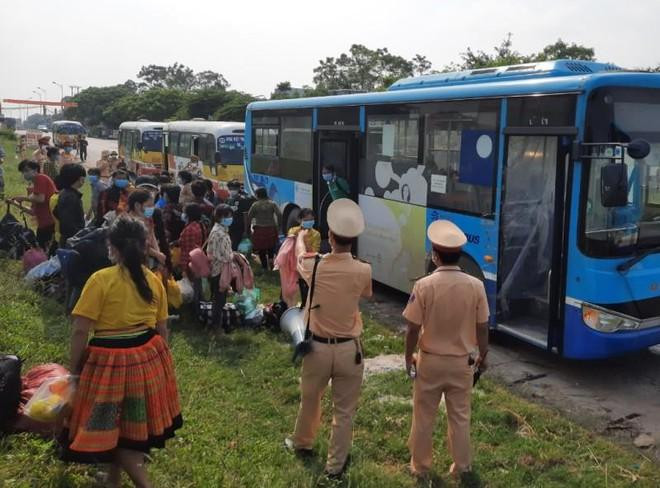 Hà Nội tích cực hỗ trợ người dân di chuyển về quê sau thời gian giãn cách xã hội vì Covid-19