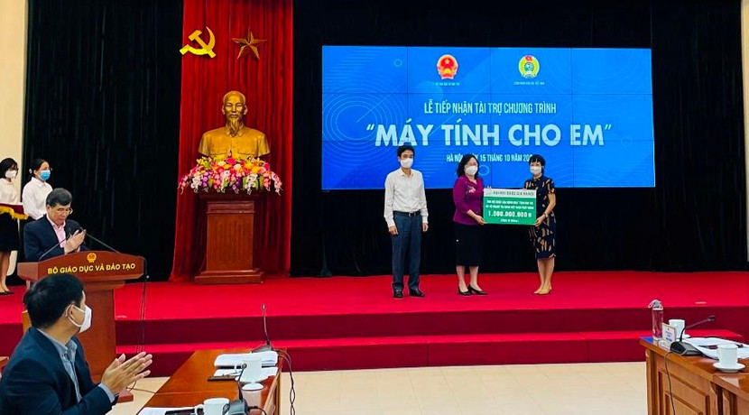 Chương trình "Sóng và máy tính cho em" nhận được gần 9 tỷ đồng cùng nhiều thiết bị điện tử