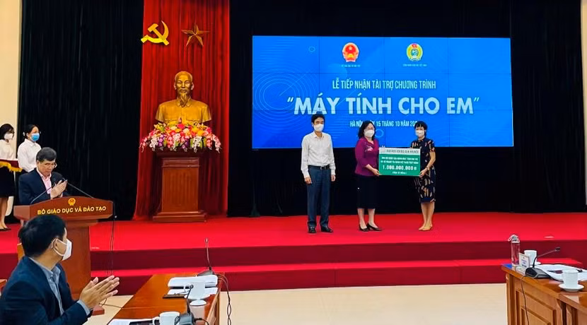Chương trình "Sóng và máy tính cho em" nhận được gần 9 tỷ đồng cùng nhiều thiết bị điện tử