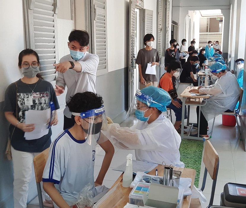 TP HCM dự kiến cho học sinh lớp 9, 12 đi học từ tháng 12 sau khi được tiêm vaccine TP HCM dự kiến cho học sinh lớp 9, 12 đi học từ tháng 12 sau khi được tiêm vaccine