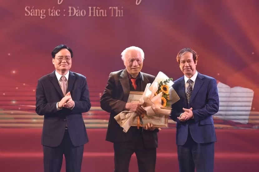 Phó Trưởng Ban Tuyên giáo Trung ương Phùng Xuân Nhạ, Bộ trưởng Bộ GD-ĐT Nguyễn Kim Sơn trao giải cho tác giải đoạt giải nhất với tác phẩm "Em là cô giáo vùng cao"