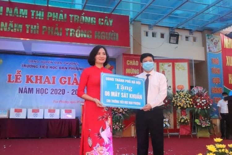 Phó Chủ tịch UBND TP Hà Nội Ngô Văn Quý tặng thầy trò trường tiểu học Đan Phượng 6 máy khử khuẩn nhân dịp năm học mới Phó Chủ tịch UBND TP Hà Nội Ngô Văn Quý tặng thầy trò trường tiểu học Đan Phượng 6 máy khử khuẩn nhân dịp năm học mới