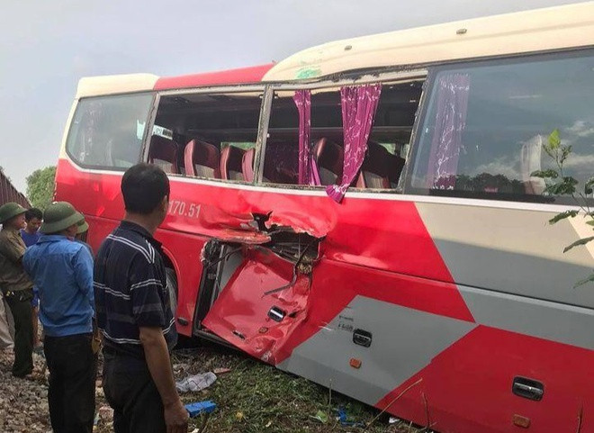 Xe chở học sinh Hà Nội bị tàu hoả đâm chiều 29/9 tại nút giao đường sắt không có barie