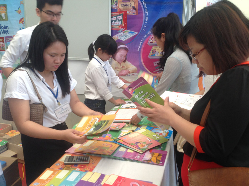 Nhà Xuất bản Giáo dục Việt Nam công bố đường dây nóng giúp phụ huynh tìm sách cho con đầu năm học Nhà Xuất bản Giáo dục Việt Nam công bố đường dây nóng giúp phụ huynh tìm sách cho con đầu năm học