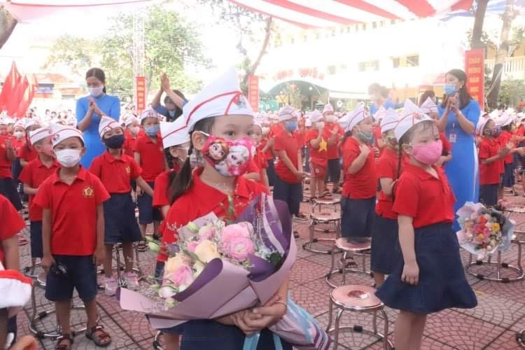 Thầy trò trường tiểu học Đan Phượng đón nhận nhiều món quà ý nghĩa trong ngày khai trường Thầy trò trường tiểu học Đan Phượng đón nhận nhiều món quà ý nghĩa trong ngày khai trường