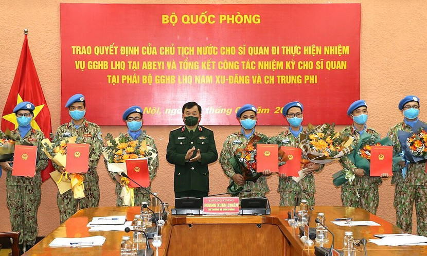 Trao Quyết định của Chủ tịch nước cho các thành viên Tổ công tác Abyei trong bối cảnh đại dịch COVID-19 diễn biến phức tạp