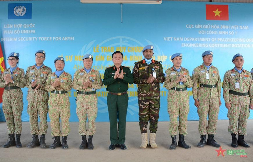 Thượng tướng Hoàng Xuân Chiến, Thứ trưởng Bộ Quốc phòng và Chuẩn tướng Abu Syed Mohammod Bakir, Phó Tư lệnh Phái bộ UNISFA trao Huy chương vì sự nghiệp GGHB Liên hợp quốc cho các thành viên TCT Abyei