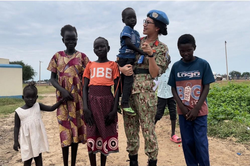 Trung tá Nguyễn Thị Minh Phương, Tổ trưởng Tổ TCT Abyei tích cực tham gia công tác dân vận, hoạt động nhân đạo tại địa bàn Phái bộ