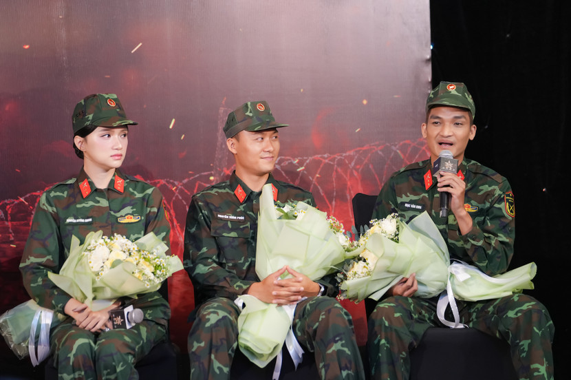 Diễn viên Mạc Văn Khoa và Ca sĩ Hương Giang tại họp báo Diễn viên Mạc Văn Khoa và Ca sĩ Hương Giang tại họp báo