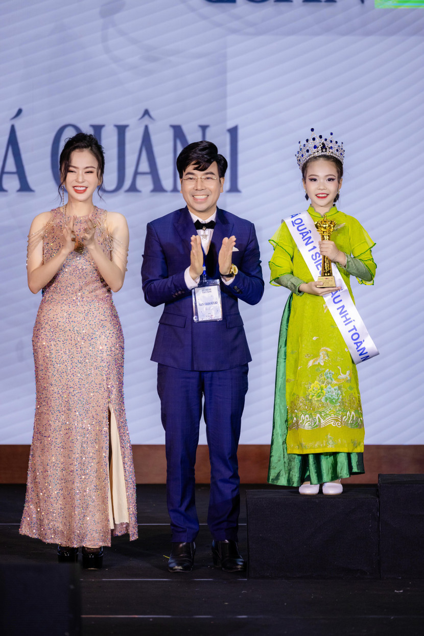 Đại diện BTC trao giải Á quân 1 siêu mẫu nhí toàn năng 2024 cho Nguyễn Phạm Hà Linh. Đại diện BTC trao giải Á quân 1 siêu mẫu nhí toàn năng 2024 cho Nguyễn Phạm Hà Linh.