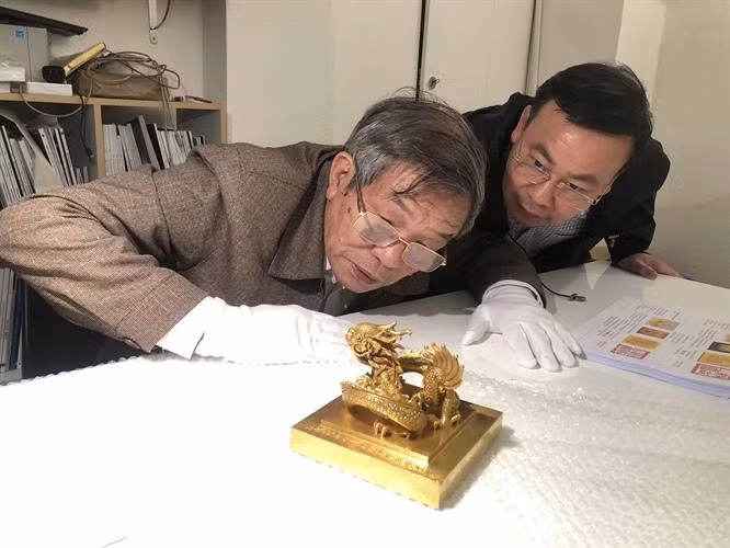 TS. Phạm Quốc Quân- Ủy viên Hội đồng Di sản văn hóa Quốc gia và TS. Nguyễn Văn Đoàn, Giám đốc Bảo tàng lịch sử quốc gia Việt Nam nghiên cứu, đánh giá hiện trạng và tính xác thực của ấn vàng “Hoàng đế chi bảo” lưu giữ tại Văn phòng Hãng đấu giá Millon