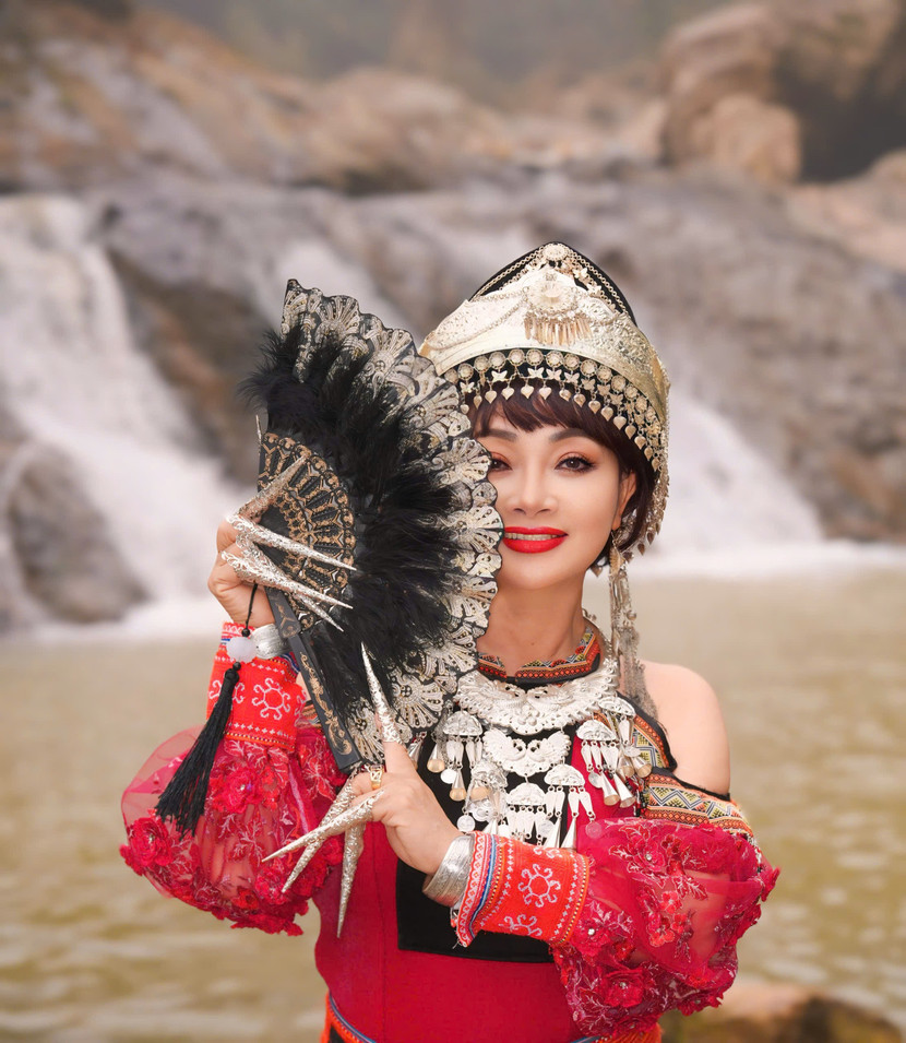 Nghệ sĩ Trà My quan niệm, hạnh phúc đơn giản chỉ là được ở bên cạnh mẹ, thấy mẹ khoẻ mạnh và an yên, thấy những người thân yêu của mình được sống ấm êm, con cái mình thành đạt và tử tế