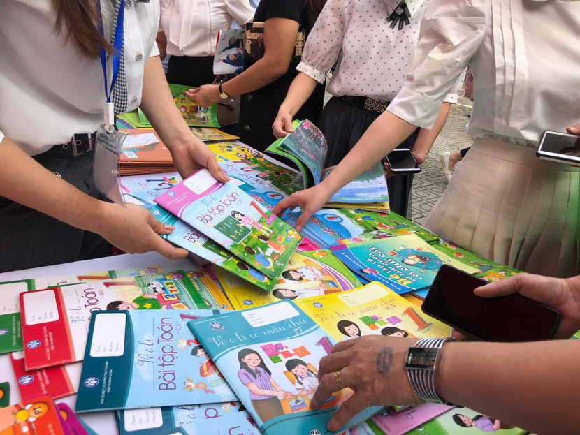 Bộ GD-ĐT sẽ có thông tư quy định chuẩn về hình thức SGK tránh bị đội giá