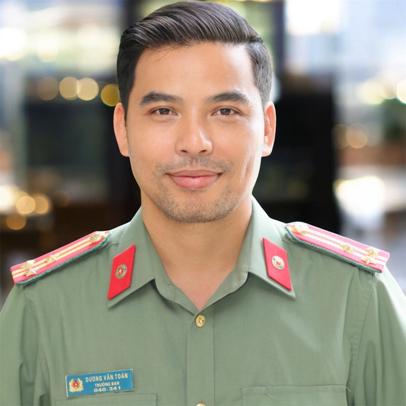 Nhà văn Dương Bình Nguyên (tên thật: Dương Văn Toàn) sinh năm 1979 tại Thái Nguyên, tốt nghiệp Học viện An ninh nhân dân, hiện đang là mang quân hàm Thượng tá, Trưởng Ban Chuyên đề, Truyền hình Công an nhân dân (ANTV), Bộ Công an.