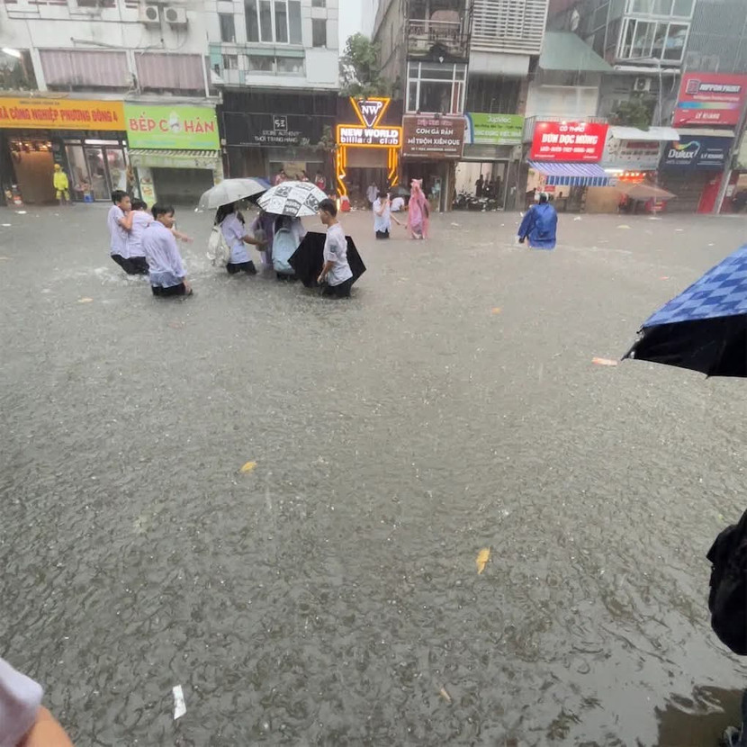 Cổng trường THCS Lý Thường Kiệt, Phường Văn Miếu-Quốc Tử Giám trưa 30/9 ngập sâu