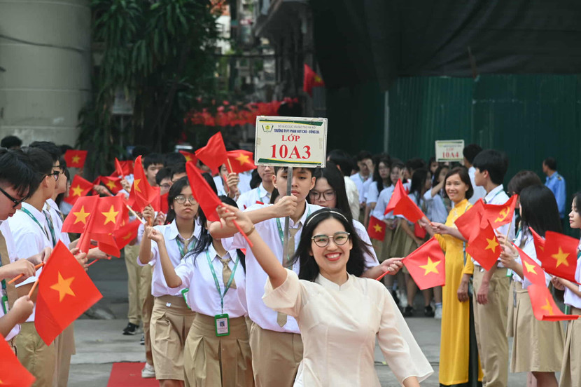 Hơn 1.000 thầy trò trường THPT Phan Huy Chú-Đống Đa cùng gần 2,5 triệu giáo viên, học sinh Thủ đô phấn khởi chào đón năm học mới (Ảnh: Phú Khánh)