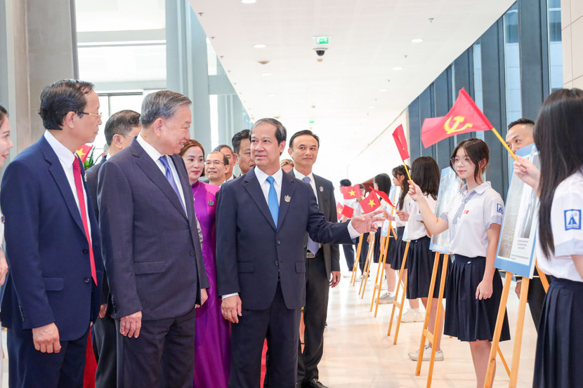 Tổng Bí thư Tô Lâm tham quan triển lãm ảnh của ngành Giáo dục