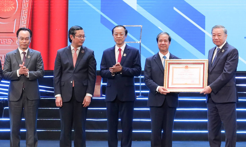 Tại buổi lễ, Tổng Bí thư Tô Lâm đã trao tặng huân chương Lao động hạng Nhất cho Bộ Giáo dục và Đào tạo Tại buổi lễ, Tổng Bí thư Tô Lâm đã trao tặng huân chương Lao động hạng Nhất cho Bộ Giáo dục và Đào tạo