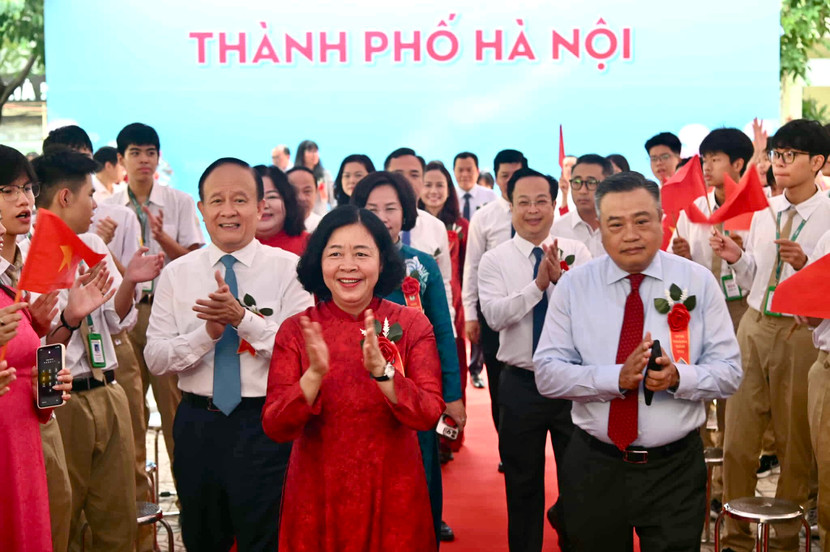 Các đồng chí lãnh đạo thành phố Hà Nội tới dự lễ khai giảng năm học mới (Ảnh: Phú Khánh)