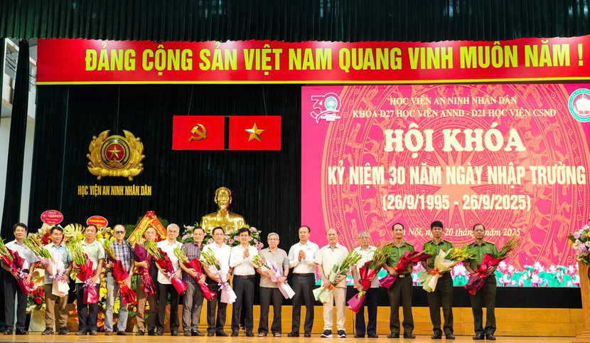 Đây cũng là dịp các học viên khóa D27 tri ân những dạy bảo tâm huyết của các thầy cô