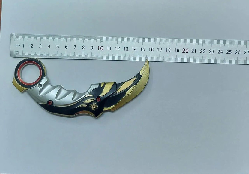 Bị yêu cầu nộp đồ chơi có thể gây nguy hiểm, một học sinh đã tấn công cô giáo ngay tại lớp học.