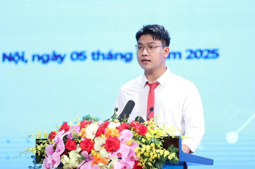 Sinh viên Kiều Tuấn Định phát biểu tại lễ khai giảng Sinh viên Kiều Tuấn Định phát biểu tại lễ khai giảng