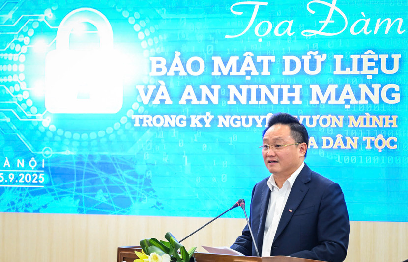 Tiến sĩ Phan Văn Hùng, Phó Tổng Biên tập Báo Nhân Dân phát biểu tại buổi tọa đàm. Tiến sĩ Phan Văn Hùng, Phó Tổng Biên tập Báo Nhân Dân phát biểu tại buổi tọa đàm.