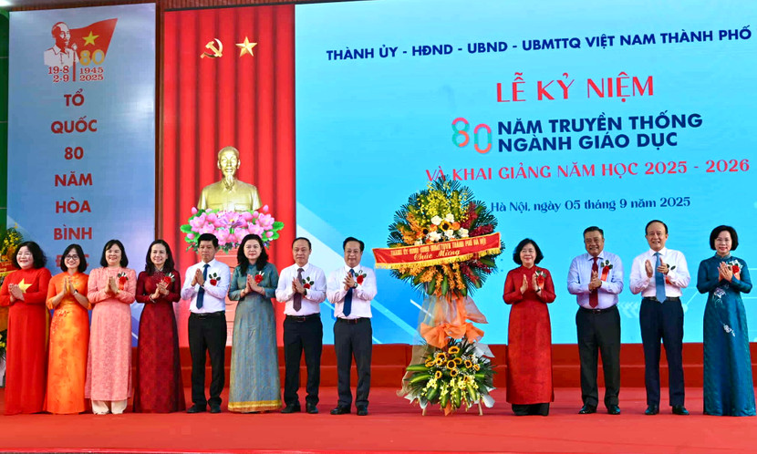 Tại Lễ khai giảng, Bí thư Thành ủy Hà Nội Bùi Thị Minh Hoài cùng lãnh đạo thành phố Hà Nội tặng hoa chúc mừng ngành Giáo dục và Đào tạo Thủ đô (Ảnh: Phú Khánh)